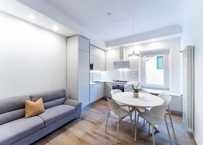 Unyca - Elegant Three-bedroom 아파트
