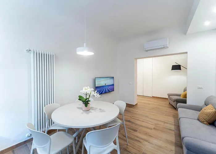 아파트 Unyca - Elegant Three-bedroom