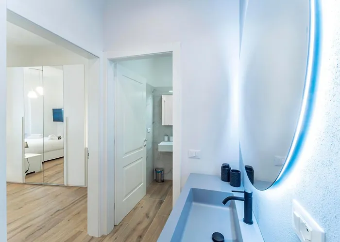 Unyca - Elegant Three-bedroom 아파트 *